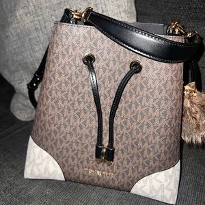 Michael Kors Mercer gallery bucket bag